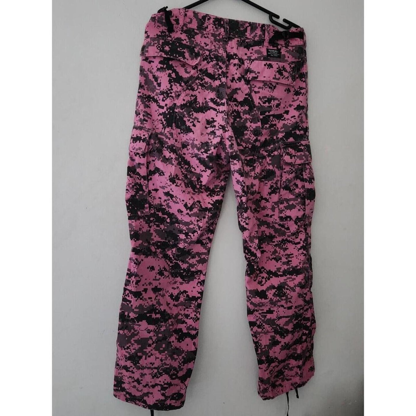 FW17 Supreme Cargo Pant Pink Digi Camo Size 30 W30 L30