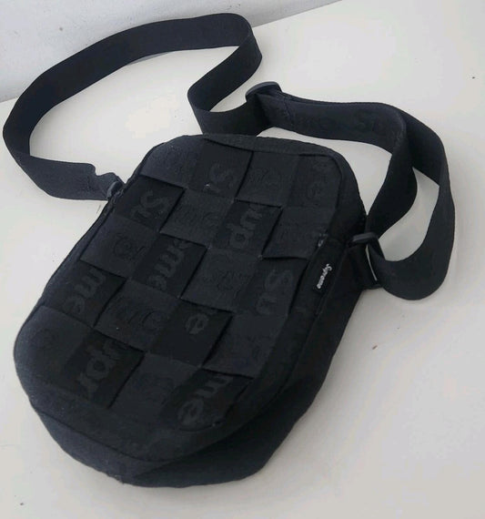 Bolso bandolera tejido Supreme SS24 negro